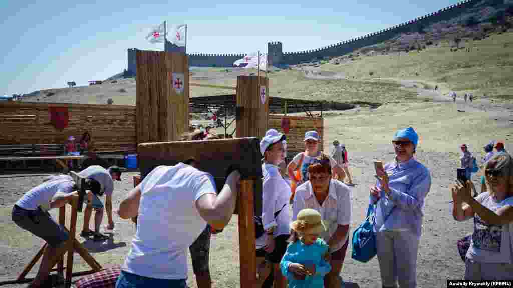 Одно из развлечений фестиваля – колодки. В старину они использовались для содержания пленных или заключенных, либо как орудие пыток