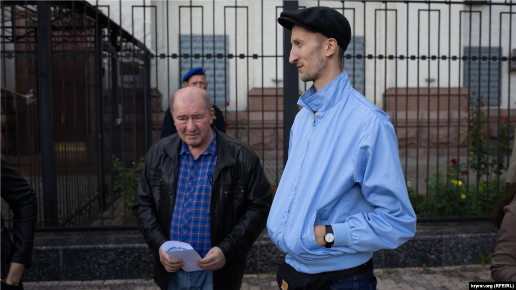 Заместитель Меджлиса крымскотатарского народа Ильми Умеров (слева) и общественный активист Александр Кольченко (справа) на акции под посольством России в Киеве