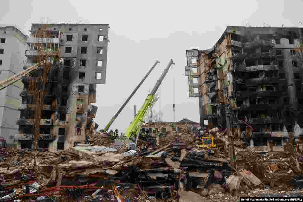 Чорні руїни будинку №359 по вулиці Центральній. Їх демонтували наприкінці 2022 року, зараз це місце порожнє