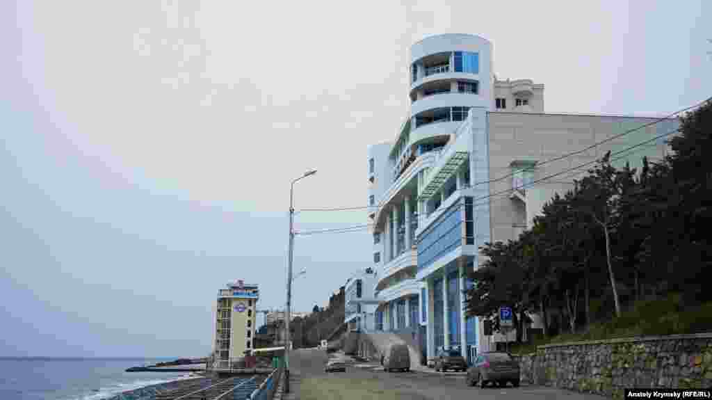 Скорее всего, перемены не коснутся курортного комплекса «Море», принадлежащего известному российскому олигарху Александру Лебедеву. По неподтвержденной информации, реконструкцию особой зоны в Профессорском уголке профинансирует именно владелец «Моря»