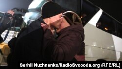 Фоторепортаж: як рідні та близькі звільнених під час обміну зустрічали їх у «Борисполі»