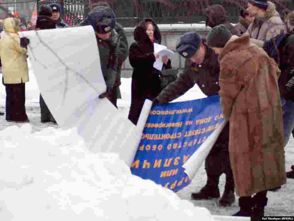 Милиция тщательно обыскивала всех пришедших и проверяла транспаранты