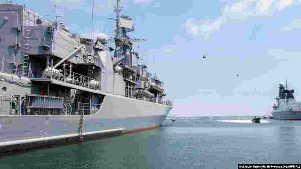 «Судно-порушник» зліва. Це флагман українського флоту «Гетьман Сагайдачний». Справа заходять два бойових гвинтокрила та човен із групою спецназу. Перший етап спеціальної операції