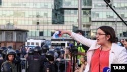 Незарегистрированный кандидат в депутаты Мосгордумы Юлия Галямина во время акции оппозиции на Трубной площади. 2019 год.