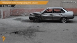 Маріупольці прибирають наслідки суботніх обстрілів Маріупольці прибирають наслідки суботніх обстрілів