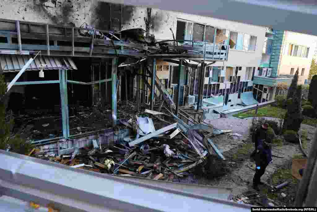 На фото місце, що зазнало ушкоджень внаслідок російської атаки у Соломʼянському районі столиці. Як повідомляють у КМВА, через падіння уламків дронів у Соломʼянському районі сталося займання приватного будинка, приміщення магазину, кафе й приватного медичного центру. Там постраждав 57-річний охоронець, повідомили у поліції.