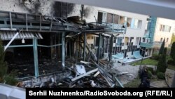 Ліквідація пожежі на території складських приміщень в Соломʼянському районі Києва внаслідок влучання / падіння уламків шахеда, Київ, 7 листопада 2024