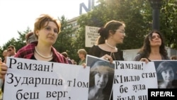 На митинге памяти Натальи Эстемировой в Москве, 16 июля 2009