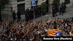 Протестувальники пікетують представництво Національної поліції Іспанії в Барселоні 3 жовтня