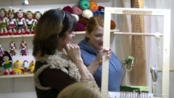 Українська художниця знайомить чехів із традиційним українським ткацтвом (відео)