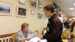 В Москве впервые голосующих поздравляют и вручают Конституцию В Москве впервые голосующих поздравляют и вручают Конституцию