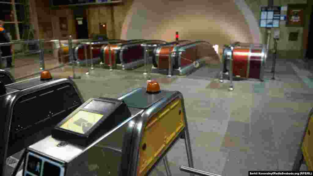 Безлюдний вестибюль станції «Політехнічний інститут»