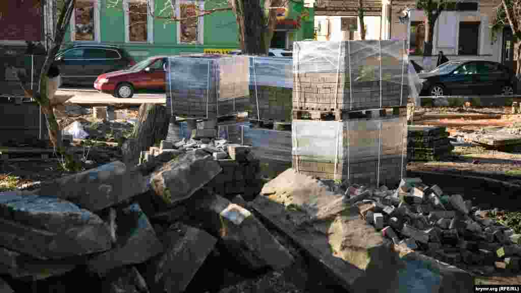 В проекте благоустройства Семинарского сквера, среди прочего, предусмотрена установка скамеек и урн, а также озеленение территории 