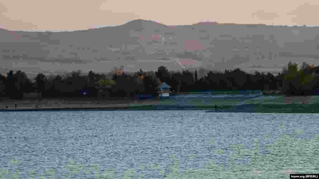 Ближайшее водохранилище, питающее Симферополь – Партизанское – находится в 15 км отсюда