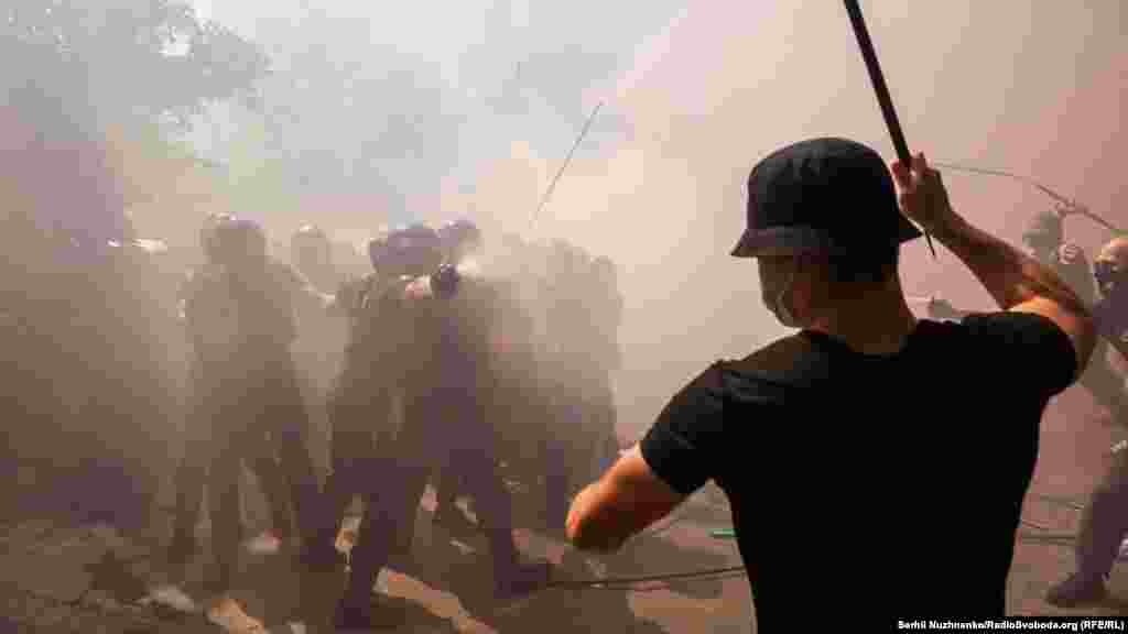 Міністерство внутрішніх справ заявило, що учасники не захотіли «пройти перевірку на вміст небезпечних предметів перед допуском до ОПУ», що й спричинило сутички