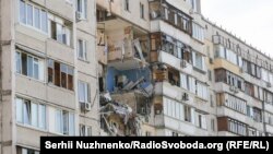 Вранці 21 червня в десятиповерховому житловому будинку в Дарницькому районі Києва стався вибух, який зруйнував кілька поверхів