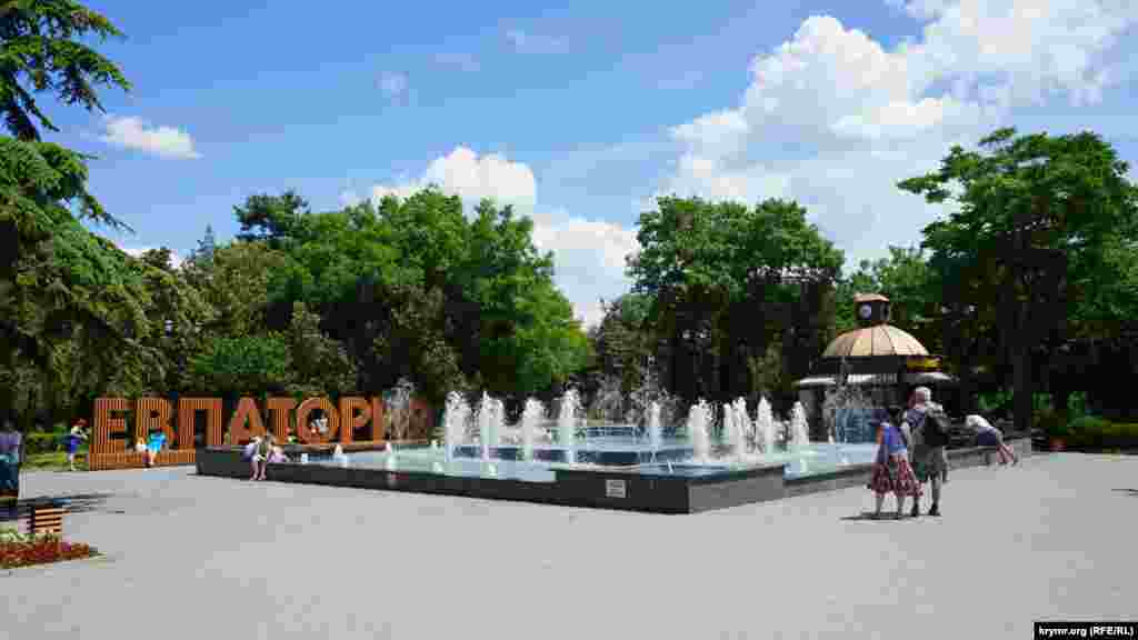 У фонтана, построенного по инициативе подконтрольного Кремлю главы горадминистрации Андрея Филонова, немноголюдно