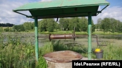 Сельчан в Высокогорском районе пока спасают родники и колодцы — воду из крана еще до официального признания ее технической пить не рисковали.