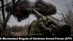 Тривалий час Лиманський напрямок був стабільним. На фото: військовослужбовець 24-ї ОМБр ЗСУ веде вогонь із самохідної гаубиці 2С5 «Гіацинт-С» поблизу Часового Яру, 18 листопада 2024 року