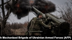 Українські військові ведуть вогонь поблизу Часового Яру, листопад 2024 року