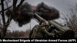 Украинский военный ведет огонь из гаубицы на линии фронта близ Часового Яра, январь 2025 года. Иллюстративное фото