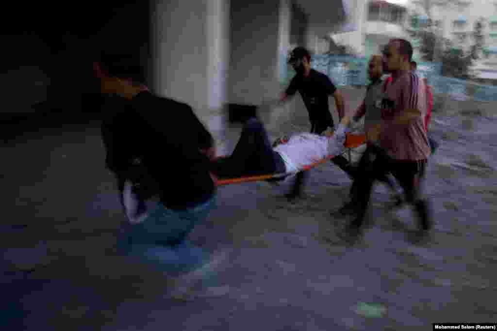 Палестинці евакуюють пораненого після ізраїльського авіаудару по місту Газі, 17 травня 2021 року. За словами палестинських офіційних осіб, число загиблих у Смузі Гази зросло до 212. В Ізраїлі загинуло 10 осіб