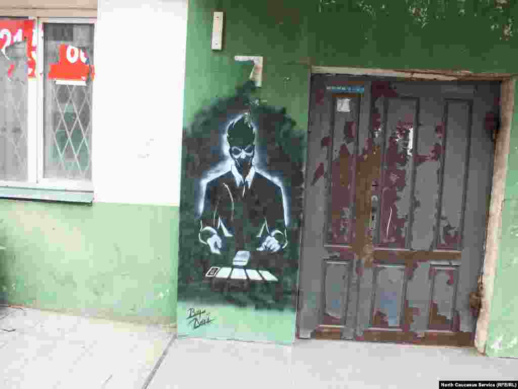 Работу "Убийственная шутка" художники нарисовали у входа в бывшее здание одного из отделений "Сбербанка"