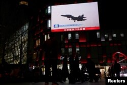 Китайський винищувач на екрані під час показу телерепортажу про китайські маневри біля Тайваню. Пекін, 1 квітня 2025 року