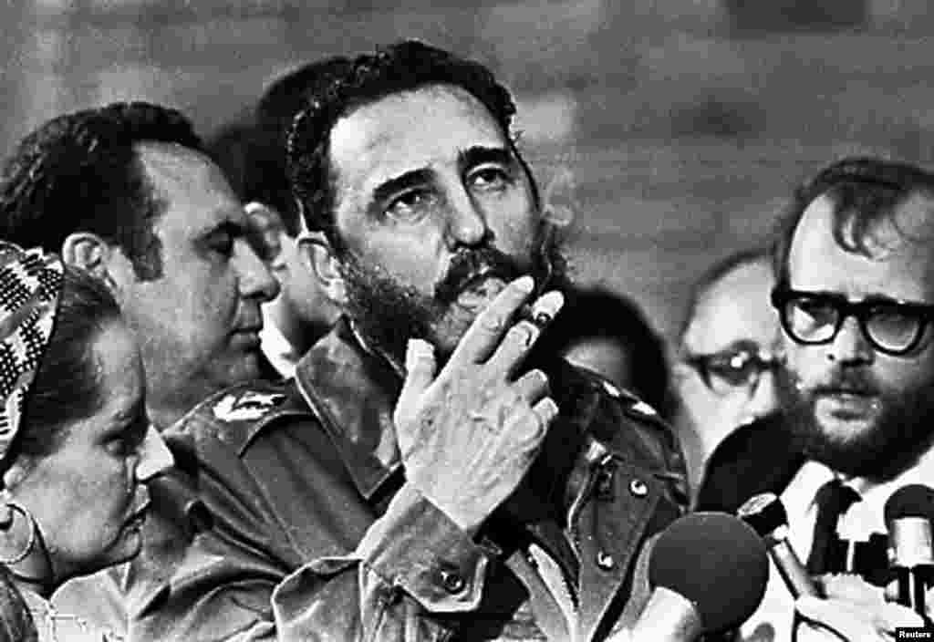 Ночью 25 ноября в Гаване в возрасте 90 лет скончался Фидель Кастро - революционер, простоявший во главе Кубы почти полвека.  Кастро пришел к власти в 1959 году после нескольких лет партизанской войны, которую они вели бок о бок с Эрнесто Че Геварой и своим братом Раулем. Позже они провозгласили на Кубе социализм и начали активно развивать отношения с Советским Союзом. Многие критиковали Кастро за то, что он привел страну к экономической блокаде Запада, тяжелейшему экономическому кризису и за нарушения прав человека. Новые власти Кубы запретили называть именем Фиделя Кастро объекты городской инфраструктуры или награды, чтобы избежать культа личности Фиделя