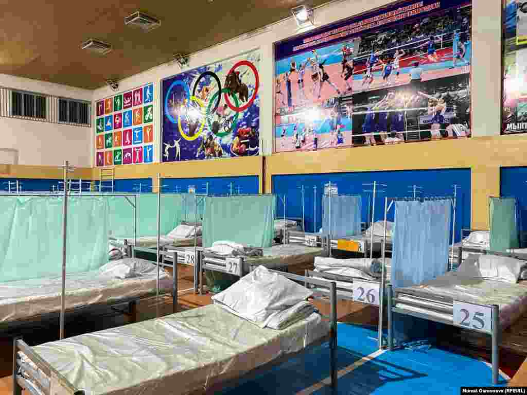 Спортзал бішкекської школи переобладнали під тимчасову лікарню