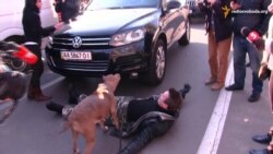 Близько 100 автомобілів приїхали під дім Петра Порошенка (відео) Близько 100 автомобілів приїхали під дім Петра Порошенка (відео)