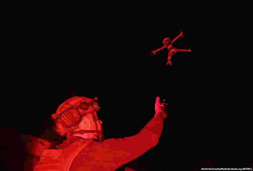 «Музикант» ловить дрон, який повертається. До повномасштабного вторгнення «Музикант» працював баристою у Польщі, у грудні  2022 повернувся до України і долучився до ЗСУ