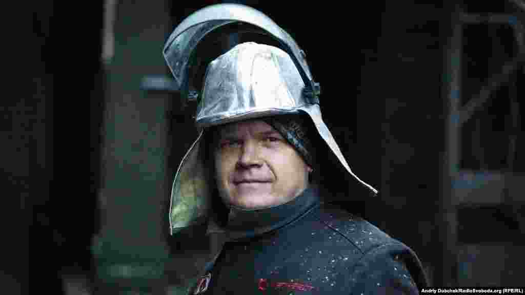 Сергій Петренко працює ремонтником гарячих печей. Він безпосередньо був залучений до відновлення призупинених батарей, одна з яких була законсервована протягом 33 місяців. Як кажуть на заводі, на інших подібних виробництвах у світі ще не було такого досвіду відновлення роботи печей після настільки тривалого строку. «Робота у мене цікава і творча. Все заради нашого вітчизняного виробника», – з посмішкою каже Сергій, який майже 11 років працює на АКХЗ