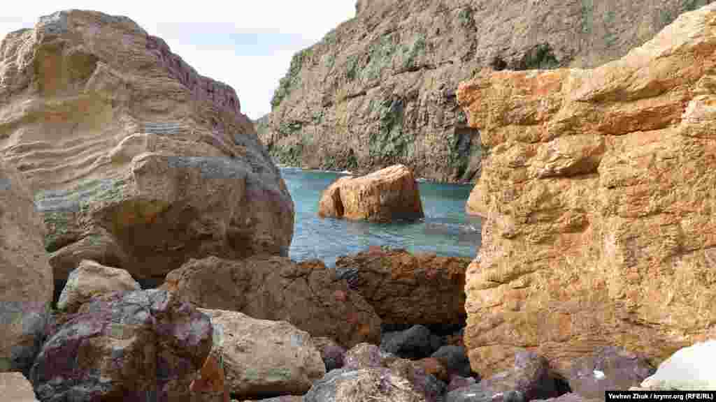 В декабре, когда у моря никого нет, можно увидеть маленькие природные чудеса: родник, который стекает прямо в море, редкие камни среди гальки и причудливые формы горных пород.  Больше фото «дикой крымской природы» – в галерее