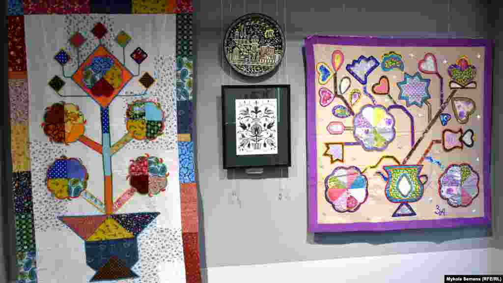 Кроме посуды, на выставке представлены декоративные панно в технике аппликации. Автор – Зейнаб Алиева