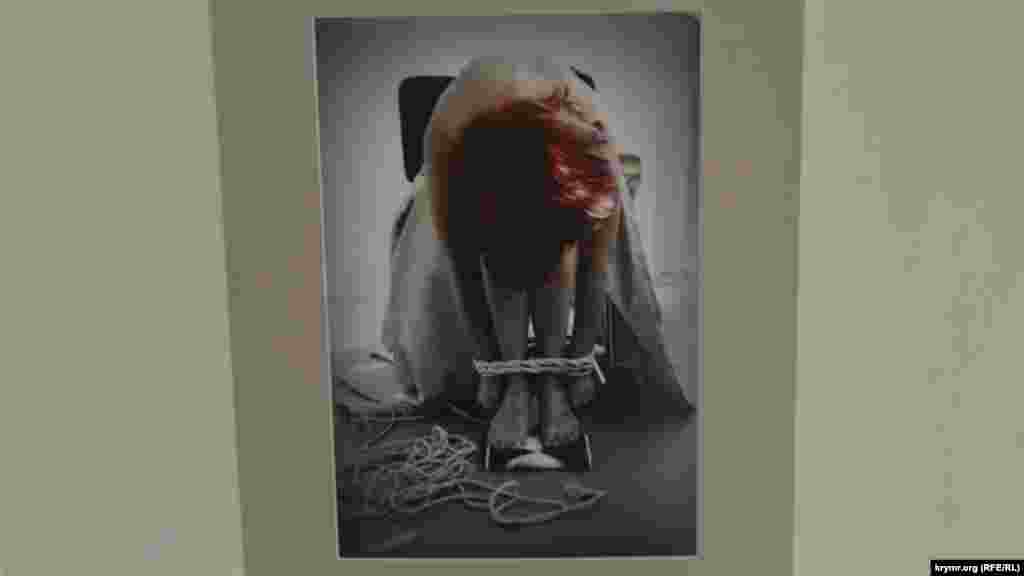 Работа В. Вишневской. Подпись под фотографией – цитата Эрика Леонарда Джеймса: «Между удовольствием и болью очень тонкая грань. Две стороны одной монеты, они не существуют друг без друга».