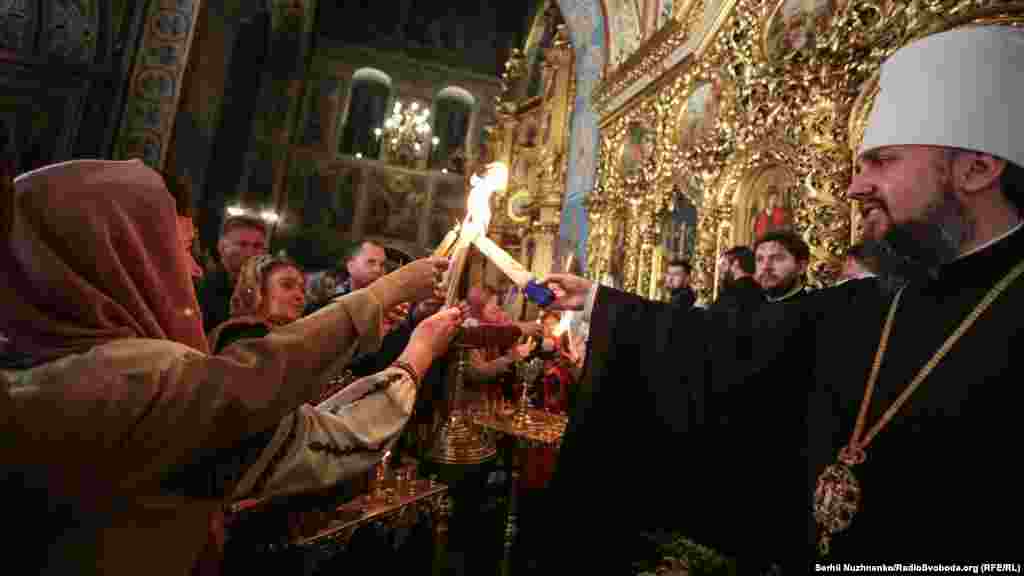 Митрополит Епіфаній роздає вірянам «благодатний» вогонь