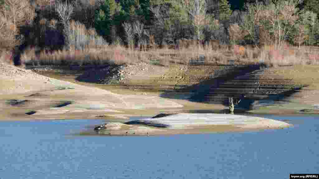 Некоторые участки водохранилища стали похожи на небольшие островки 