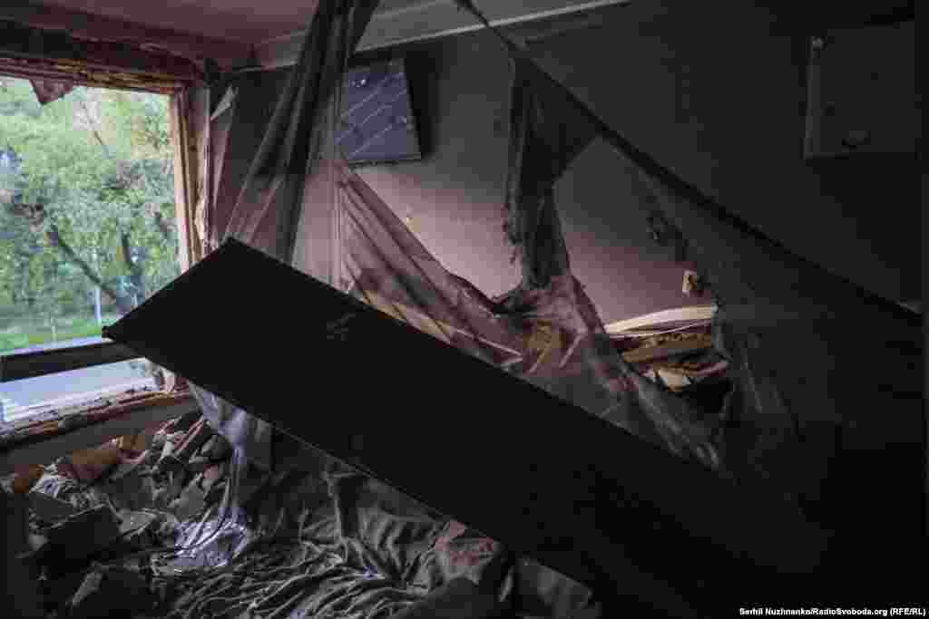 Зруйнована квартира у пошкодженій російським обстрілом багатоповерхівці. Київ, 4 липня 2025 року