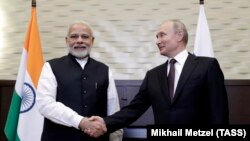 Попередня зустріч президента Росії Володимира Путіна (п) і прем'єр-міністра Індії Нарендри Моді, Сочі, Росія, травень 2018 року