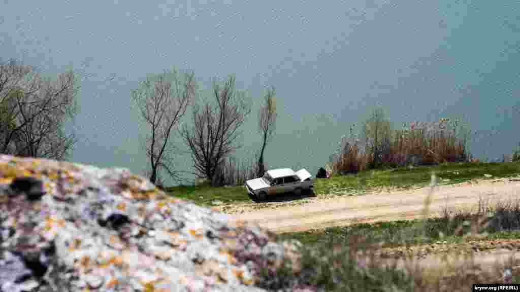 Одинокий рыбак и его «Жигули» на берегу водохранилища под Волчьим гротом