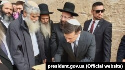 Президент України Володитмир Зеленський під час відвідання Стіни плачу в Єрусалимі, 23 січня 2000 року