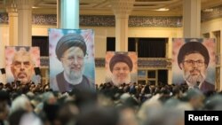 Transparenti pokojnog vođe Hezbolaha Sayyed Hassana Nasralaha, lidera Hamasa Yahye Sinwara i pokojnog iranskog predsjednika Ebrahima Raisija istaknuti tokom ceremonije obilježavanja pete godišnjice ubistva iranskog vojnog komandanta Qassema Soleimanija, Teheran, 2. januar 2025.