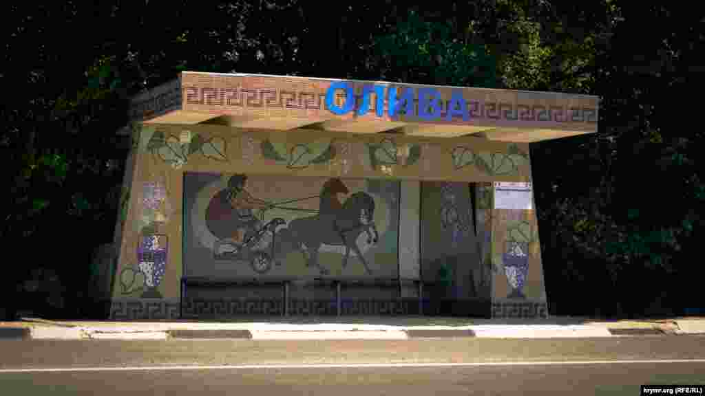 На остановке в Оливе по направлению в Севастополь – древнегреческая колесница, амфоры и виноградная лоза