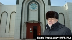 72-летний житель Алматы Илез Осканов у входа в мечеть. Алматы, 20 февраля 2018 года.