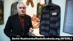 Василь Овсієнко тримає в руках ключі від камери Василя Стуса, за ним інші предмети, які вдалося вивезти після розпаду СРСР із табору у Кучино, що у Пермській області Росії. У цьому концтаборі утримувалися українські дисиденти