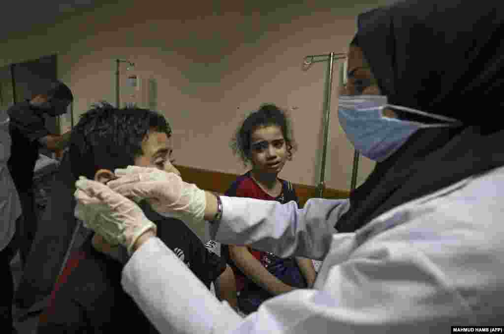 Члени палестинської родини Абу Дайера у лікарні Аль-Шифа після загибелі родичів в результаті авіаудару Ізраїлю по їхньому будинку в місті Газі, 17 травня 2021 року