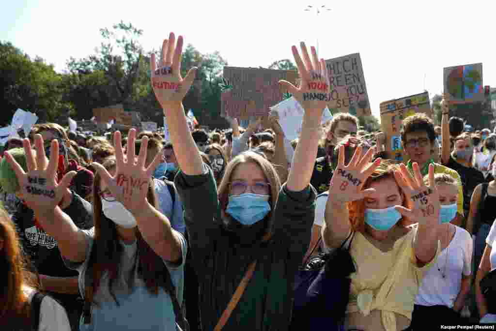 Польща. Так кліматичні активістки страйкували у Варшаві. На долонях дівчат написано: «Наше майбутнє в наших руках», «Нам потрібно панікувати!!!» та «Планети «Б» не існує!»