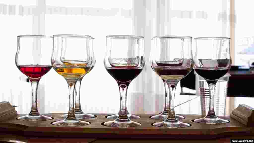 Вина, представленные на дегустации. Посетителям предлагают оценить 8 вин – 2 сухих, 2 полусладких, 2 портвейна, мадеру и кагор