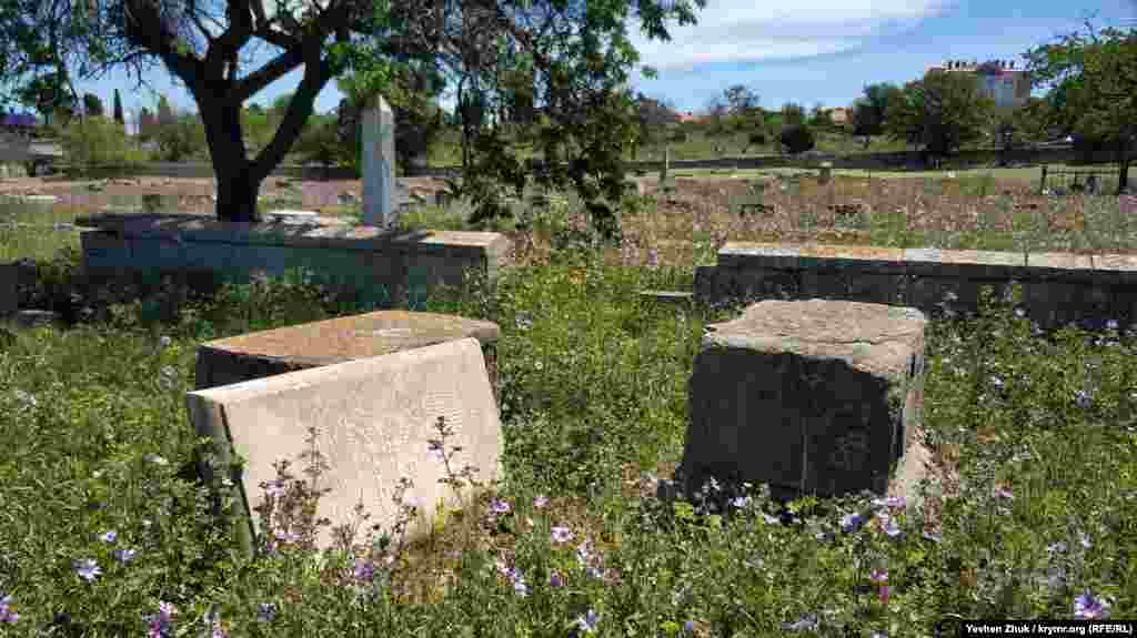 Несколько могил огорожены каменным забором. На могильных памятниках встречаются надписи на древнееврейском и русском языках. Некоторые могилы или группы могил огорожены невысокими заборами из тесаного камня, камни соединены между собой металлическими скобами. Также на кладбище присутствуют кенотафы – надгробия установленным лицам, захороненным в других местах, так называемые «йолд таш», что в переводе означает дорожный камень